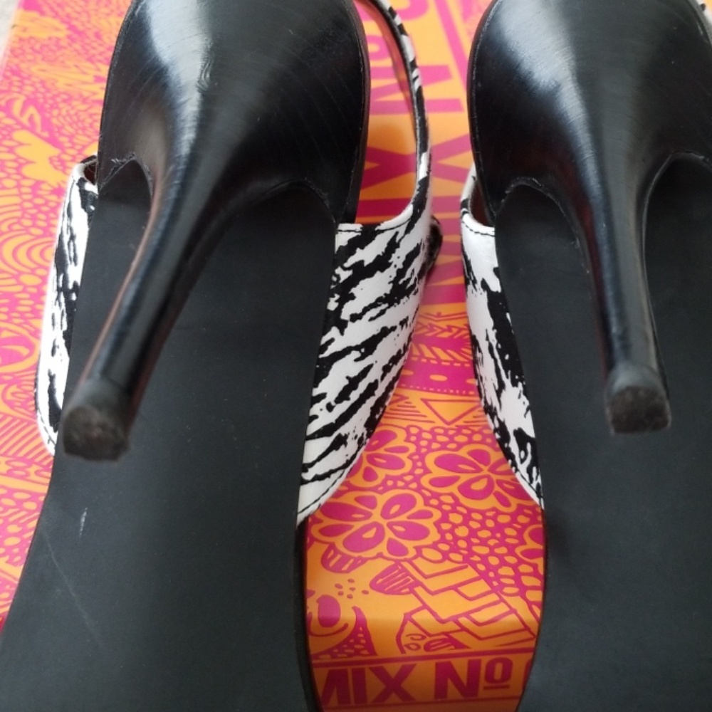 Black and White Sandals - Picture 6 of 8